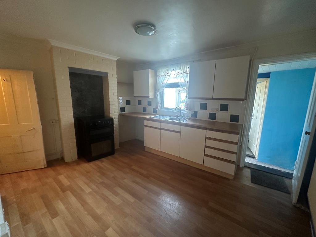 Lot: 155 - TERRACE HOUSE FOR REFURBISHMENT - Kitchen with access to garden
